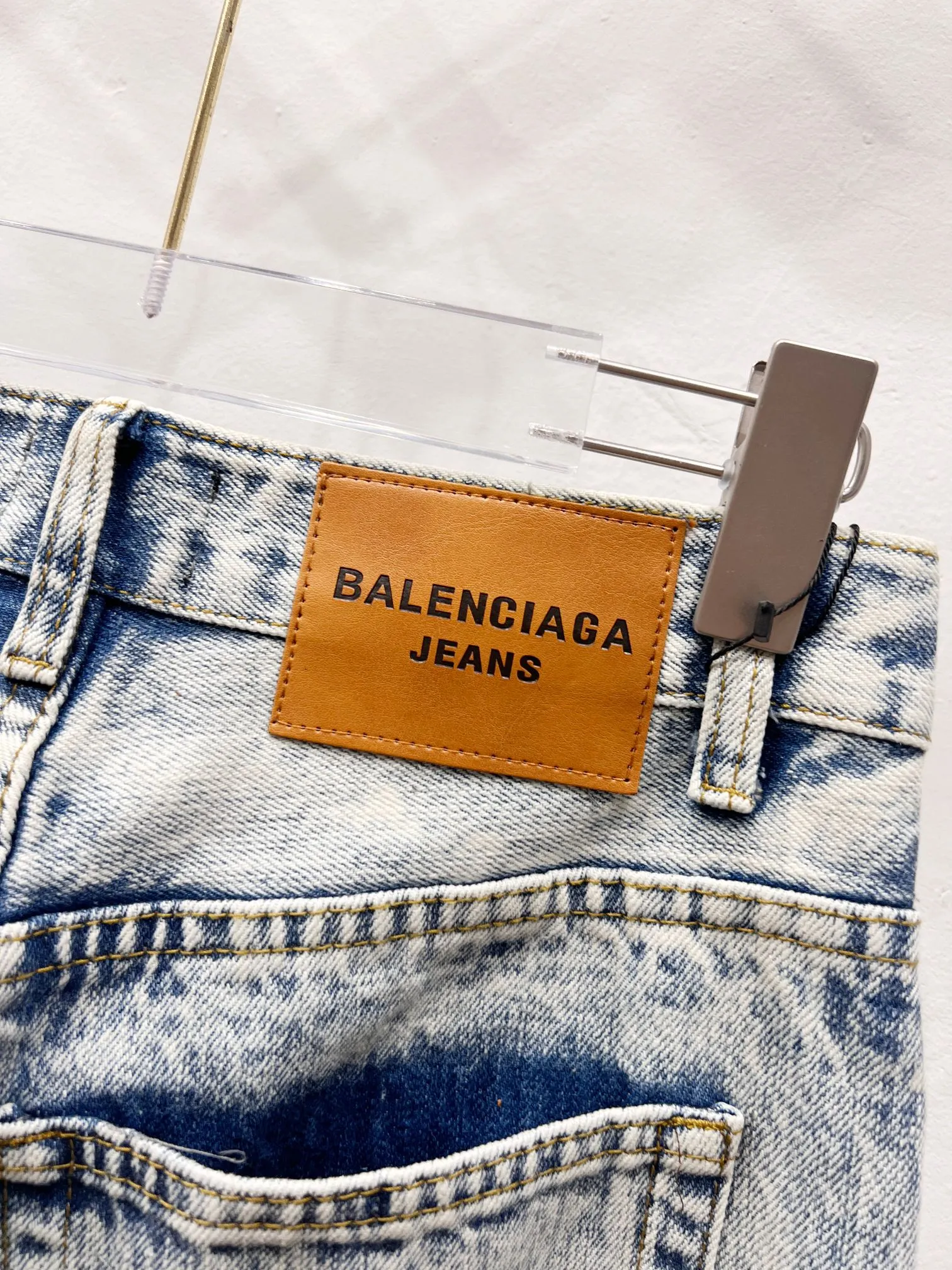 P230 Style number: (r081) GALLERY DEPT. 2025 new light blue simple washed and distressed couple style loose straight jeans 🔥High version🔥High version🔥 Top ceiling quality Styles with different washed textures are very friendly to people with thin legs and thick legs. The straight and loose version is very flattering. Moderate length that never goes out of style, easy to match with casually, basic styling for various styles, a must-have in the wardrobe! The fabric is stiff but also makes the upper body soft without losing texture. The washing process is even more perfect. It is a must-have item for everyone! ! ! Washed wheat, hang tag, pants label, complete with three labels Color: light blue Size: 28, 30, 32, 34, 36 (five sizes)